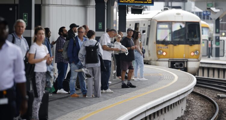 Pasajeros esperando en un andén de London Bridge Station.