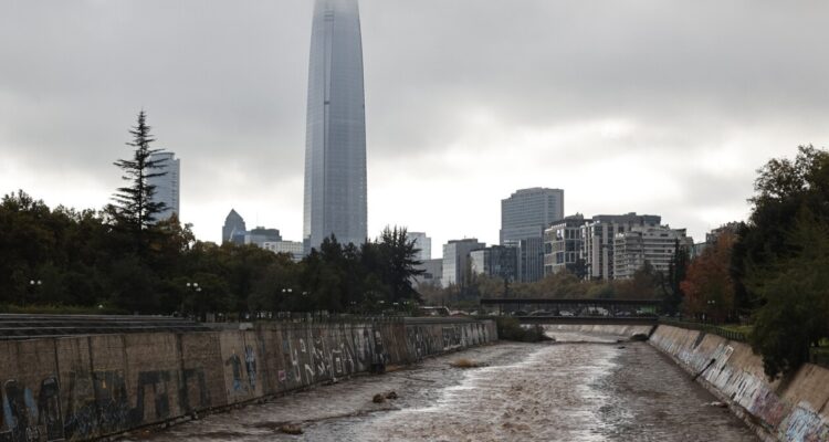Descubren dos bacterias con potencial antibiótico en el río Mapocho