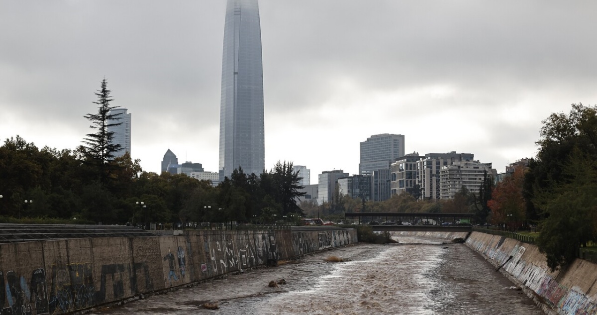 Descubren dos bacterias con potencial antibiótico en el río Mapocho