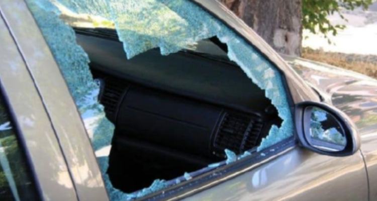 Roban mochila con $23 millones a pareja en Puerto Montt: sujetos aparecieron tras subirse al auto