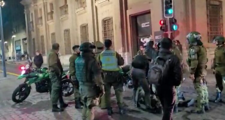 Manifestantes rocían con bencina a carabineros