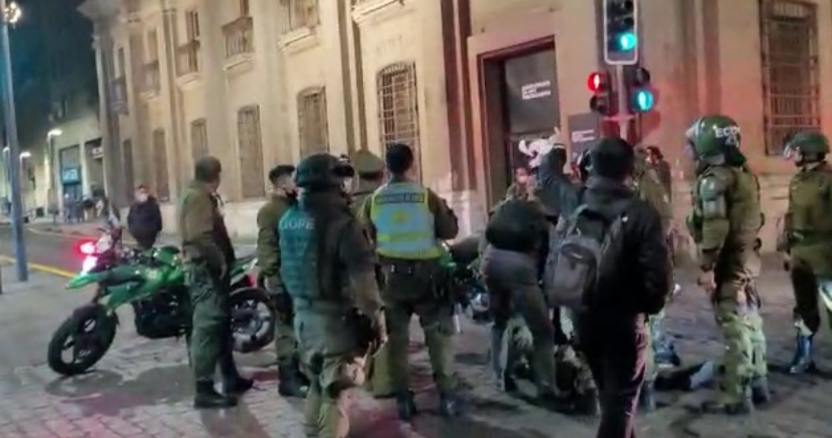 Manifestantes rocían con bencina a carabineros