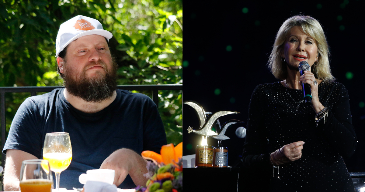 Rodrigo Salinas mira serio hacia un costado. También se ve una foto de Olivia Newton-John cantando en el Festival de Viña del Mar con las gaviotas de oro y plata.