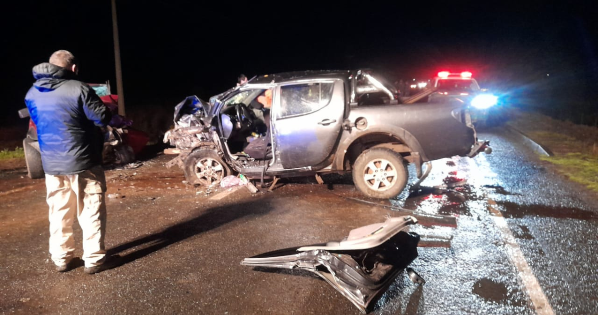 Camioneta accidentada por colisión ruta Toltén-Queule