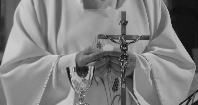 Sacerdote denuncia abuso