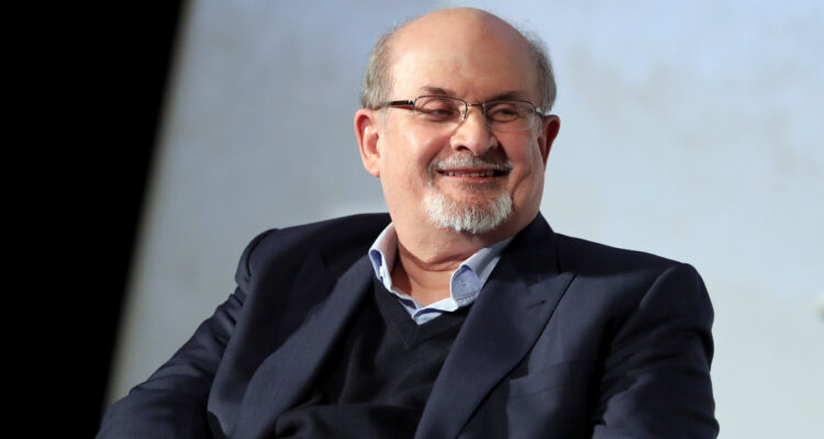 El escritor Salman Rushdie en un evento literario.