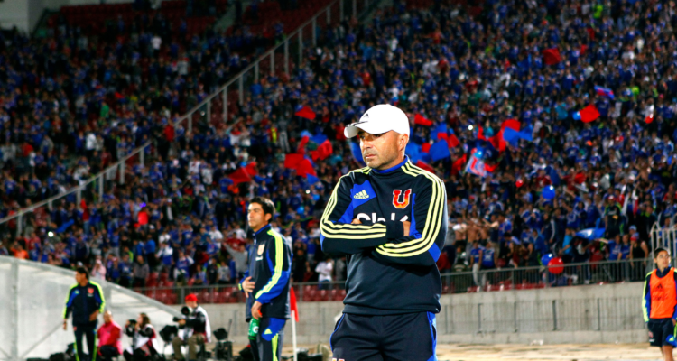 La hinchada de Universidad de Chile aclama por el retorno de Jorge Sampaoli.