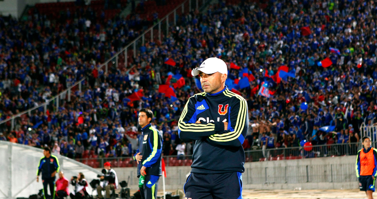 La hinchada de Universidad de Chile aclama por el retorno de Jorge Sampaoli.