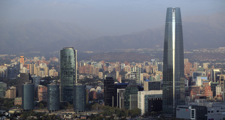 Santiago es una de las 6 ciudades del mundo donde se puede vivir bien con $1.000 dólares