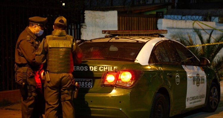 Sin detenidos y con un auto policial chocado terminó seguimiento de auto robado en la RM