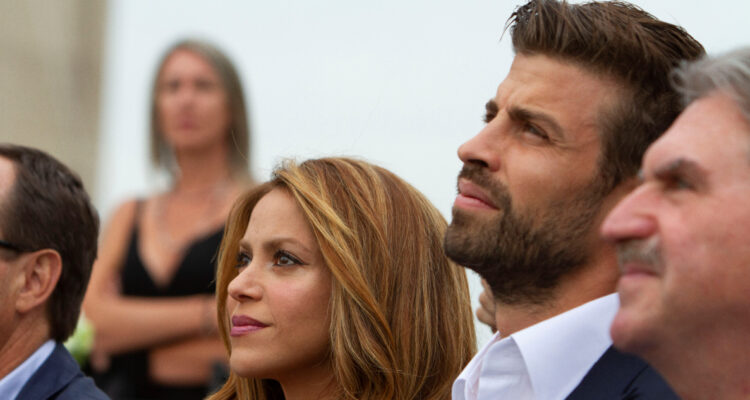 Shakira y Gerard Pique miran al cielo en un evento pasado.