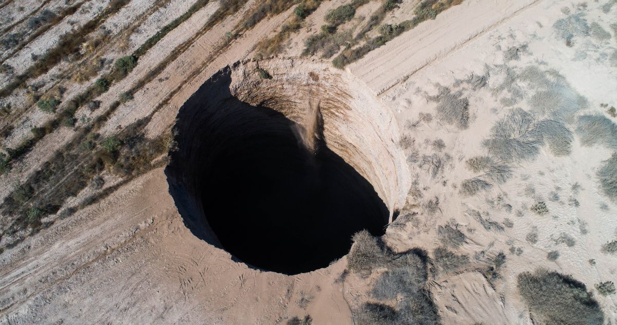 Socavón en tierra amarilla
