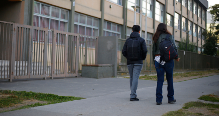 Suspenden clases presenciales en 3 colegios y 6 están con alerta de brote por covid-19 en Valdivia