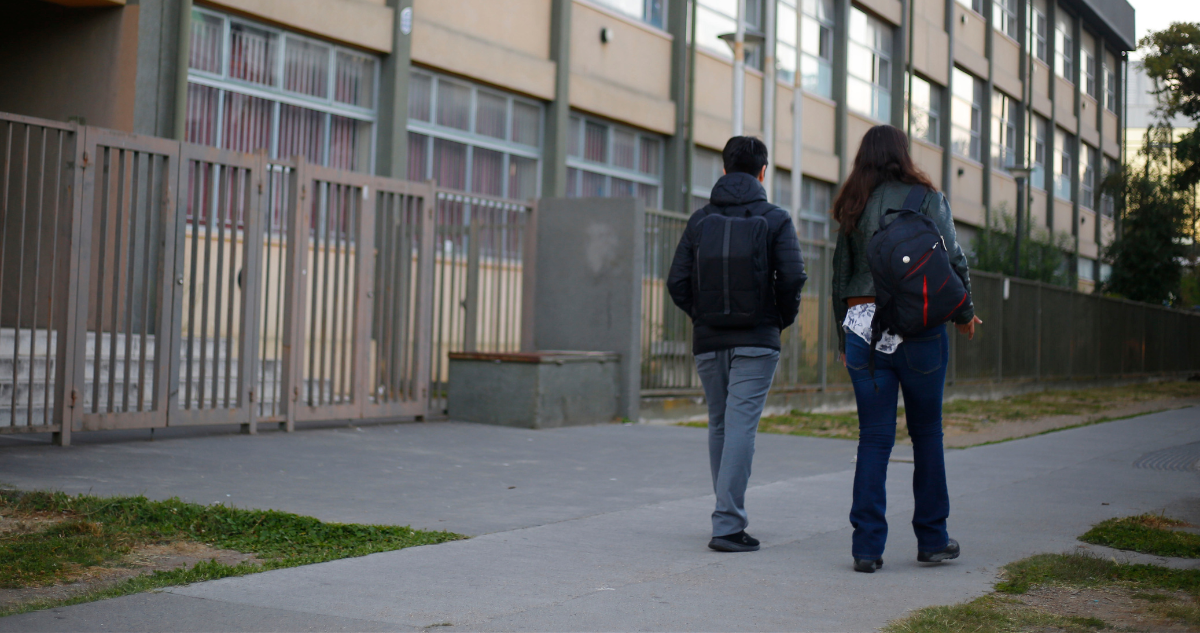 Suspenden clases presenciales en 3 colegios y 6 están con alerta de brote por covid-19 en Valdivia