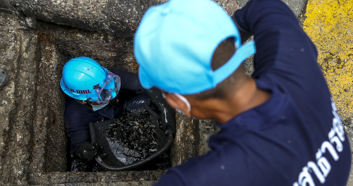Personas que cumplen condena en cárceles de Tailandia trabajan voluntariamente en las cloacas de la capital para descontar pena.
