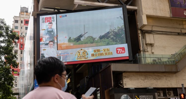 Pantallas gigantes en Taiwán muestran en la calle imágenes de los ejercicios militares.