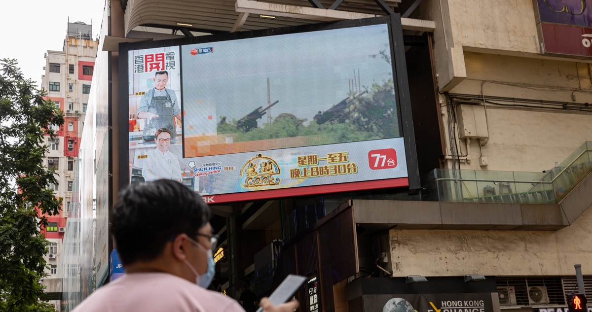 Pantallas gigantes en Taiwán muestran en la calle imágenes de los ejercicios militares.