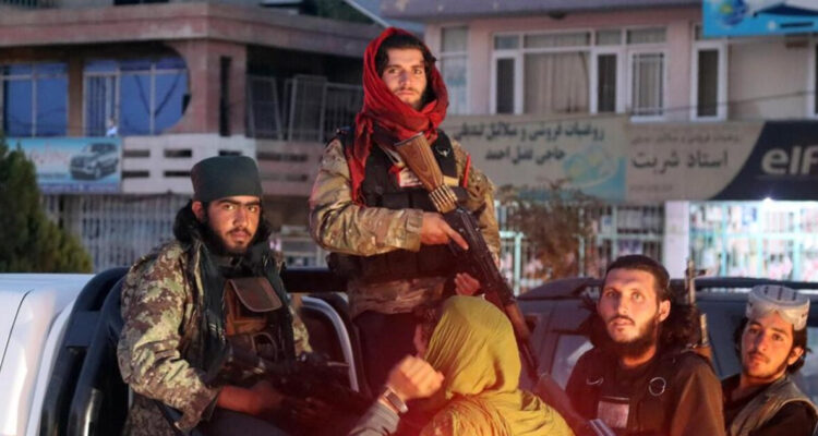 Combatientes talibanes en Kabul.