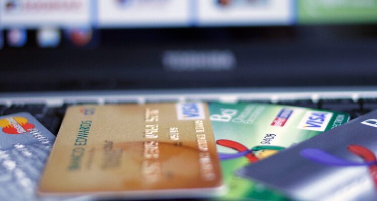 Desde $0 hasta $400 mil anual pueden costar en Chile cargos de mantención de una tarjeta de crédito