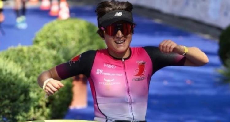 Bárbara Riveros se alzó con la medalla de oro en el Triatlón de Francia.