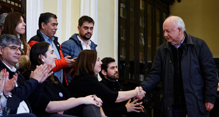 Teillier condiciona acuerdo: “No podemos garantizar que haremos esto, porque habrá debate popular”