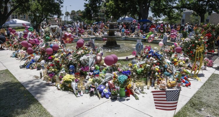 Un memorial para las víctimas del tiroteo.