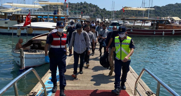 Traficantes dejan varados a 160 migrantes en isla Turca: les hicieron creer que llegaron a la UE