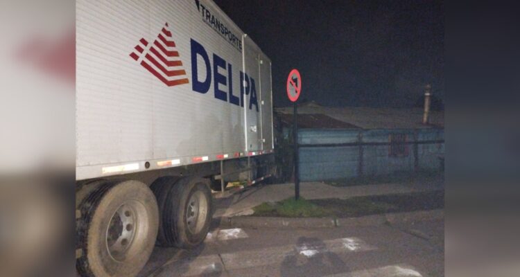 camión choca con casa