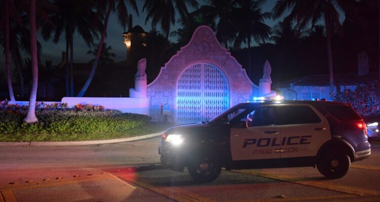 El FBI fuera de Mar-a-Lago