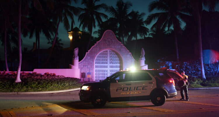 La policía fuera de la mansión de Trump.