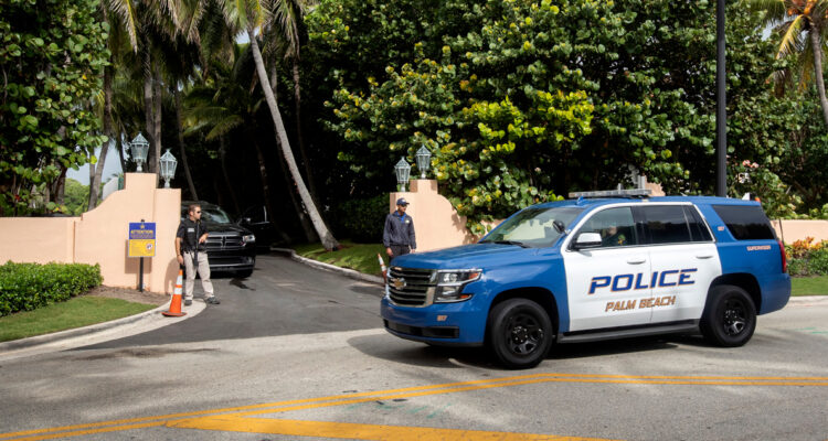 El FBI allanando la mansión de Trump.