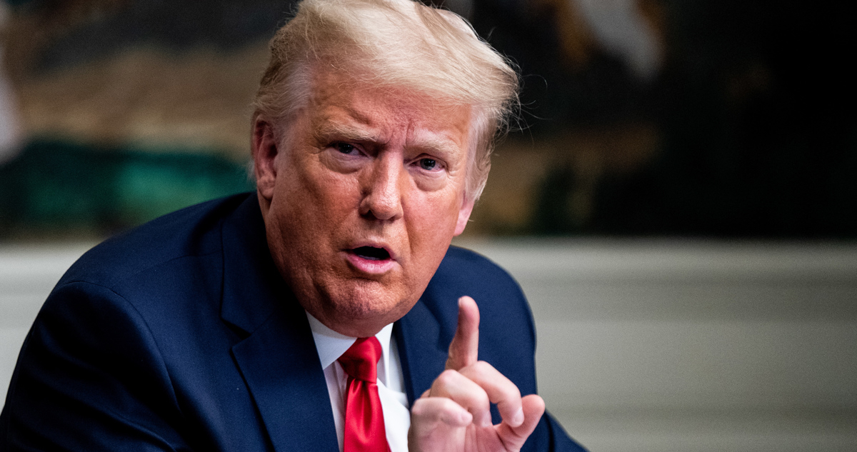 Fiscalía de EEUU pide mantener secreto el texto que motivó registro a Trump