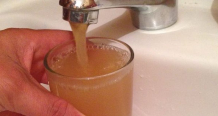 Santiago: reportan turbiedades en agua potable por obras de Aguas Andinas