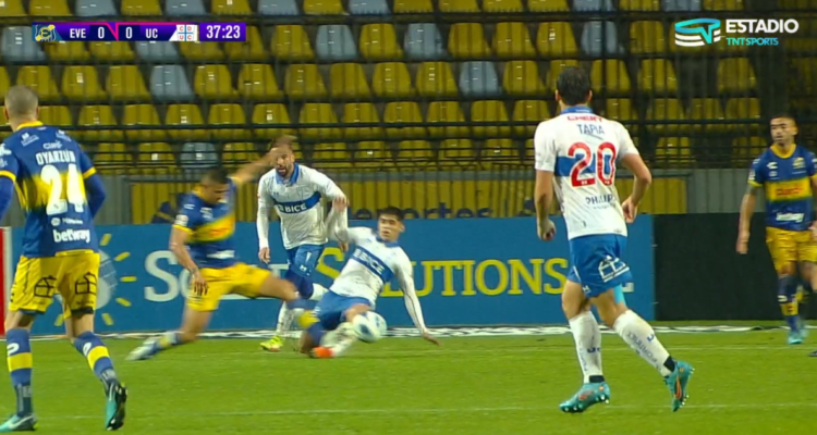 Roja para jugador de Everton en contra de un cruzado.