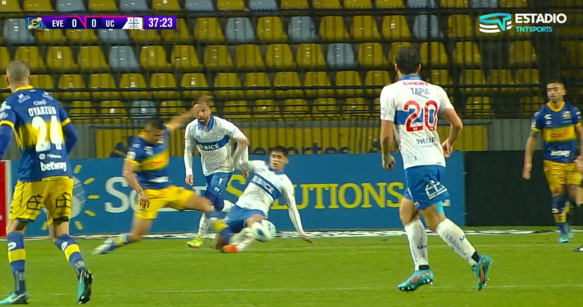 Roja para jugador de Everton en contra de un cruzado.