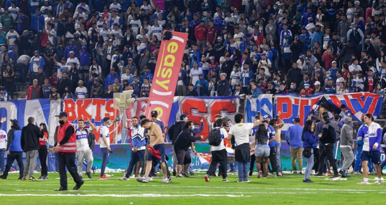 La fiesta de Universidad Católica fue empañada por barristas.