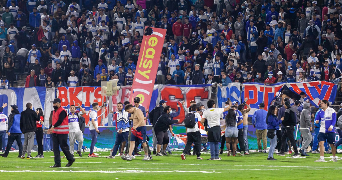 La fiesta de Universidad Católica fue empañada por barristas.