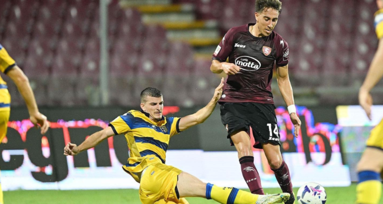 Diego Valencia debutó por el Salernitana en Copa Italia.