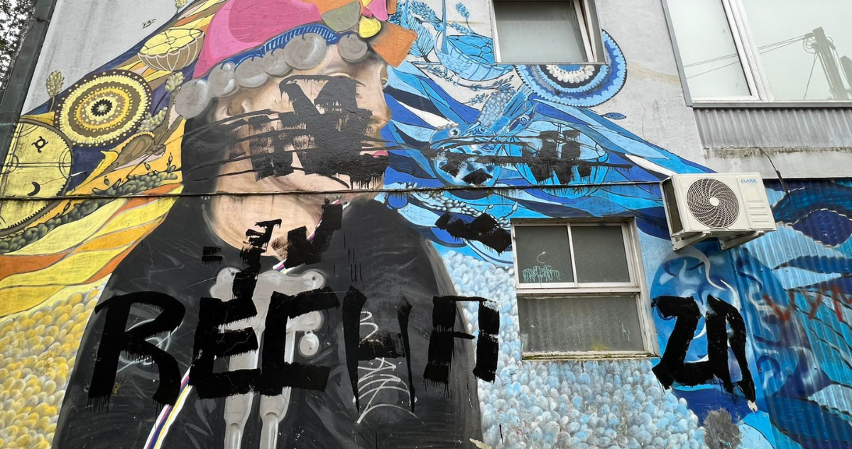 Con Héctor Llaitul vestido de nazi: vandalizan monumentos con propaganda del Rechazo en Valdivia
