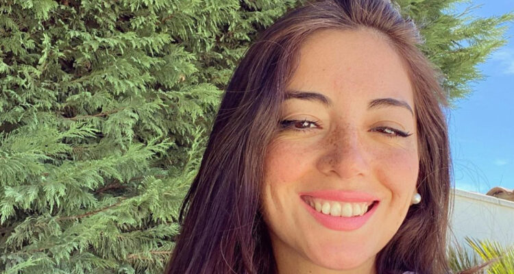 Vanessa Aguilera sonríe a la cámara. La actriz y cantante reveló que serña madre.