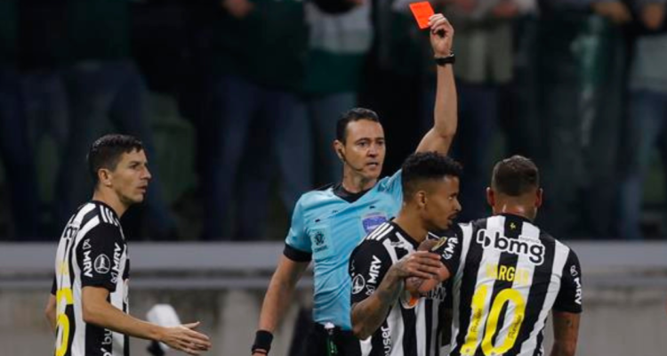 Eduardo Vargas es destrozado por la eliminación del Atlético Mineiro ante Palmeiras.