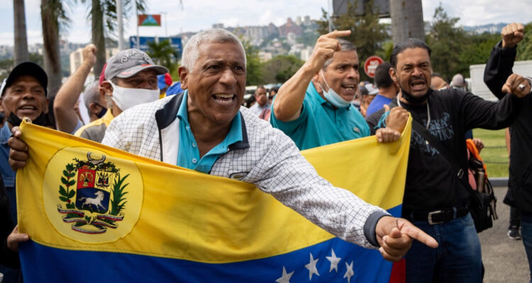 Decenas de personas se manifiestan para exigir al Gobierno de Nicolás Maduro mejoras laborales.