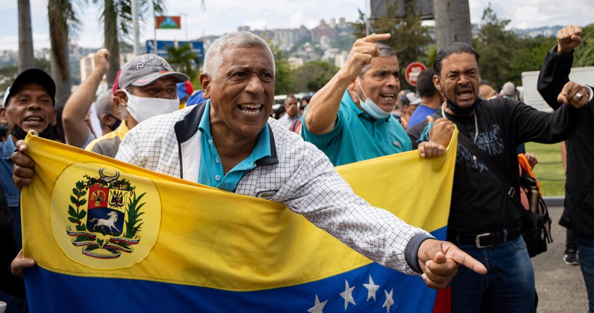 Decenas de personas se manifiestan para exigir al Gobierno de Nicolás Maduro mejoras laborales.