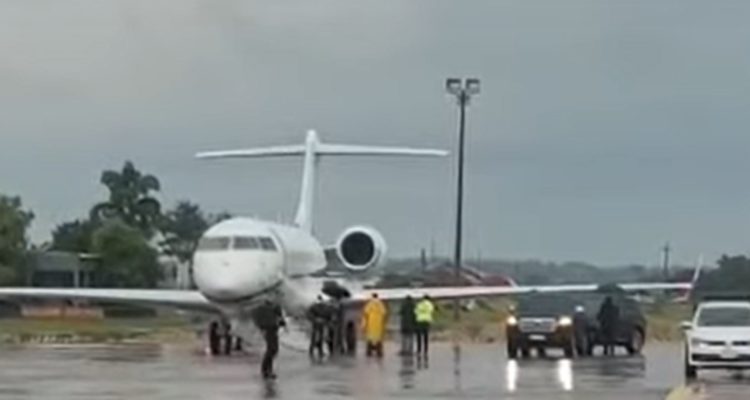 Luksic y su comitiva en Paraguay para su encuentro con el expresidente Horacio Cartés