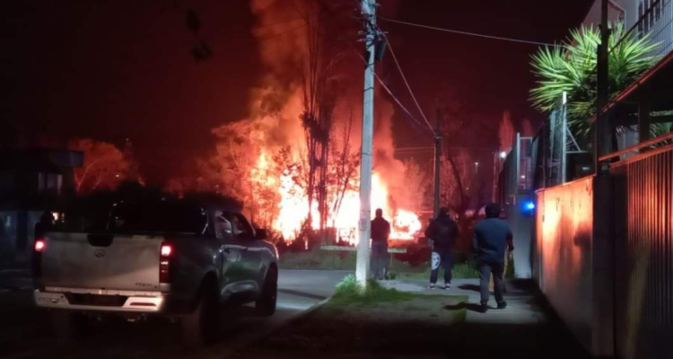 Incendio consume auto y 2 casas en Villa Alemana: hallan en escombros cuerpo de hombre desaparecido.