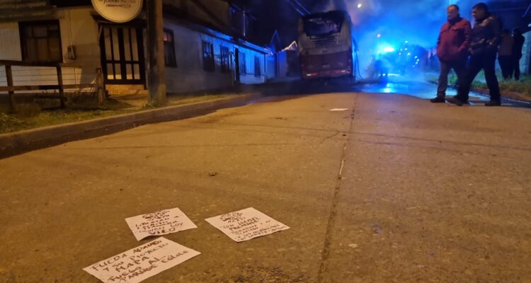 Weichan Auka Mapu quema un bus y deja otro con daños durante ataque armado en zona urbana de Cañete.