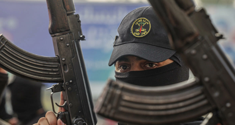 Esta foto de archivo del 17 de abril de 2022 muestra a combatientes de la Yihad Islámica en Gaza.