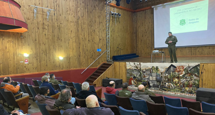 Carabineros de Río Negro coordina con productores estrategias para evitar abigeatos previo al 18.