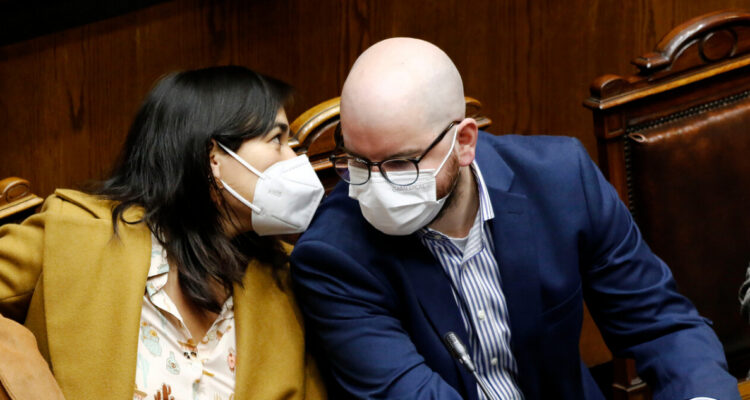 Oposición está reuniendo antecedentes para presentar AC contra Siches y Jackson