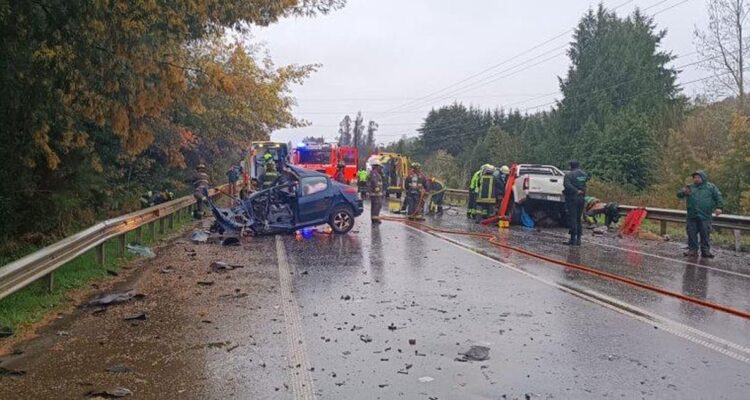 Colisión frontal deja una persona muerta y 4 heridos en Valdivia